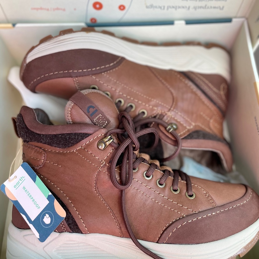 *** NEW Waterproof EARTH shoes size 9.5 - new ***